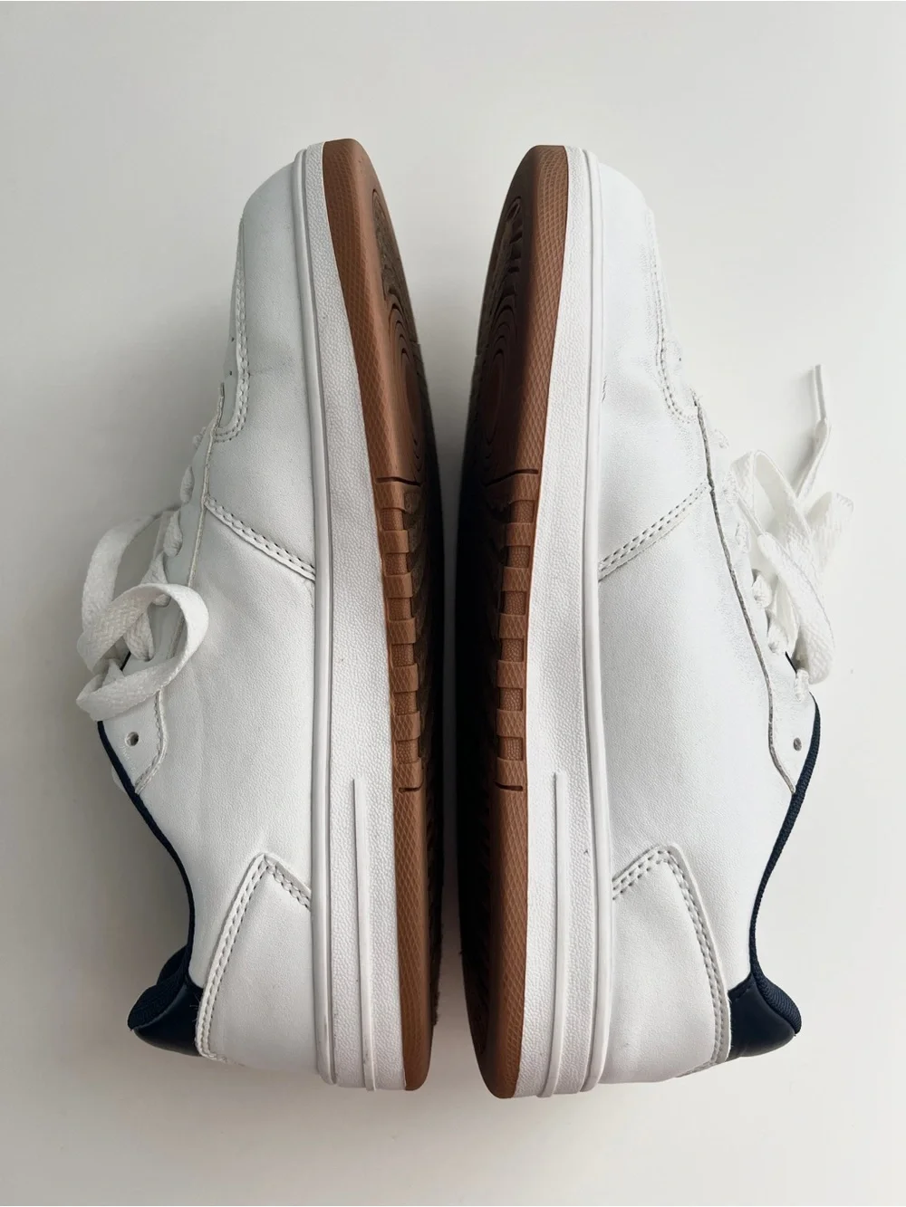 Nautica Noven Boys White Low Top Sneakers Youth Size 6 Gum Sole